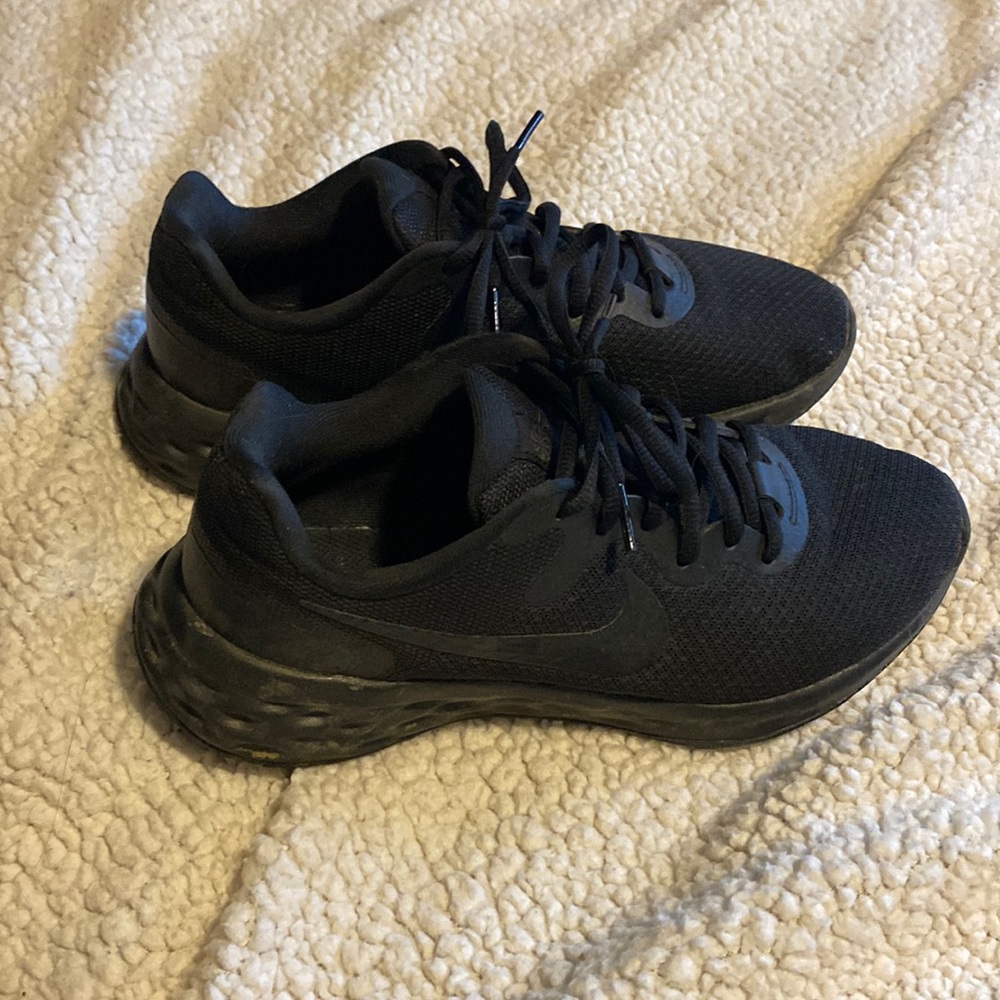 NIKE 6 REVOLUTION RUNNING SNEAKERS